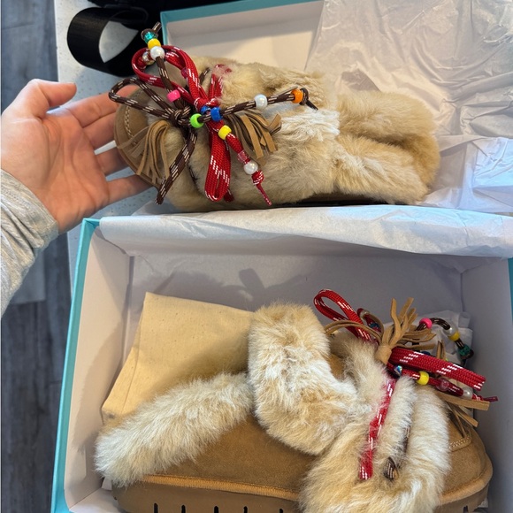 LOLA Shearling Mules with Beaded Accents - Picture 6 of 7